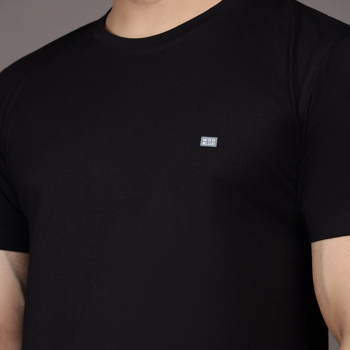 BLACK ESSENTIAL T-SHIRT