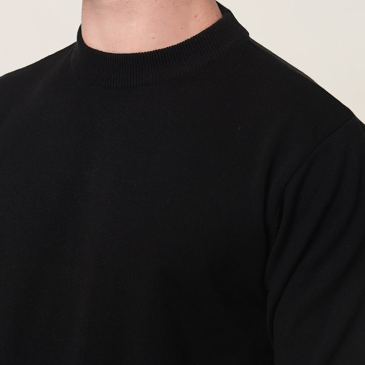 BLACK KNITTED ROUND NECK