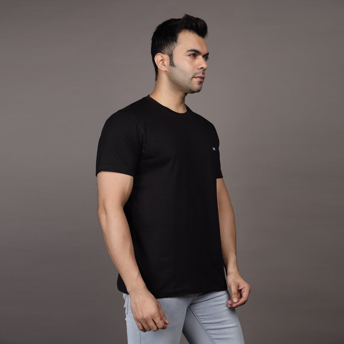 BLACK ESSENTIAL T-SHIRT