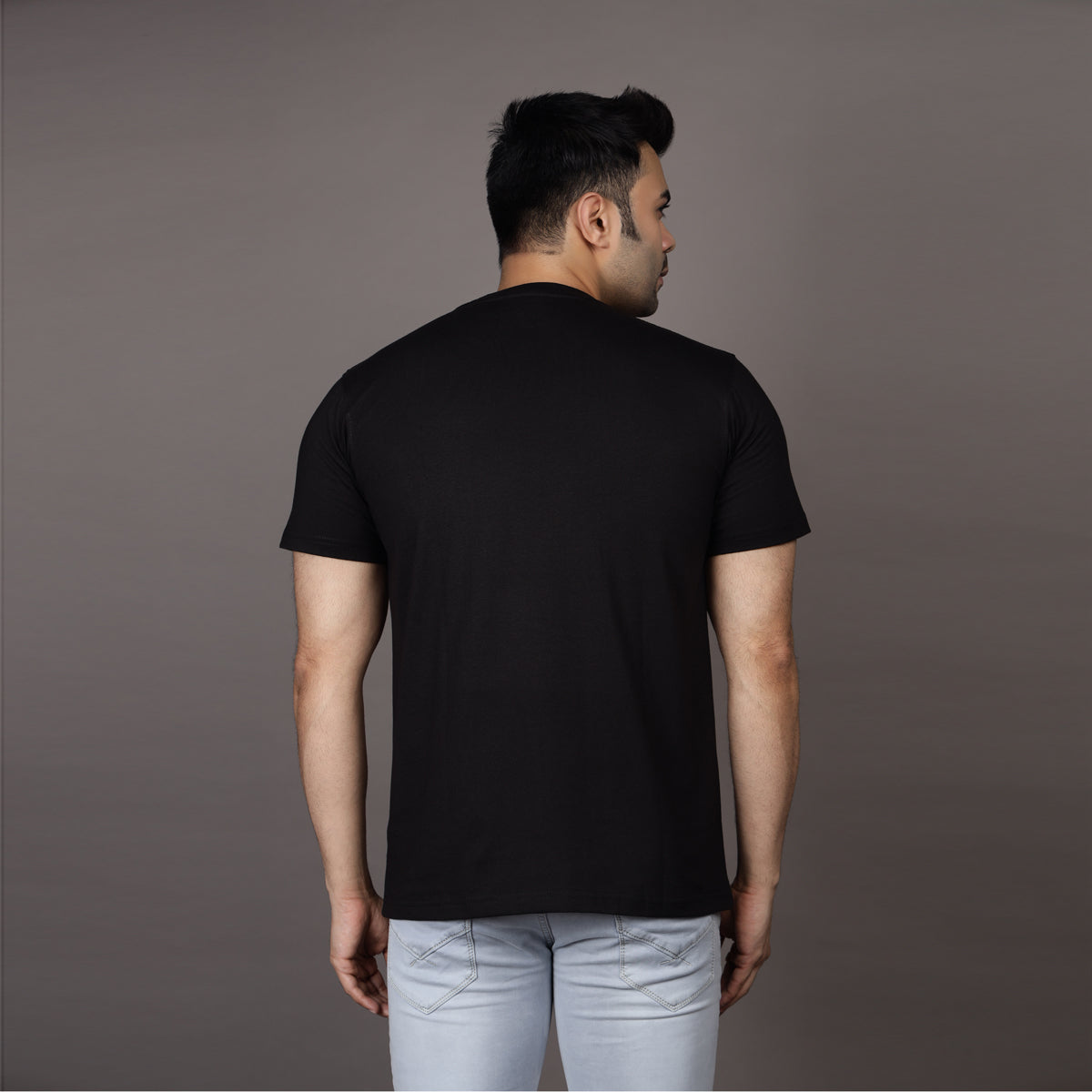 BLACK ESSENTIAL T-SHIRT