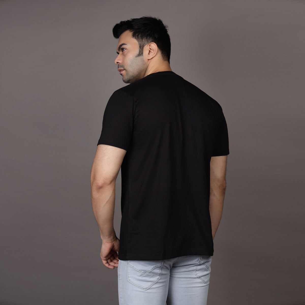 BLACK ESSENTIAL T-SHIRT
