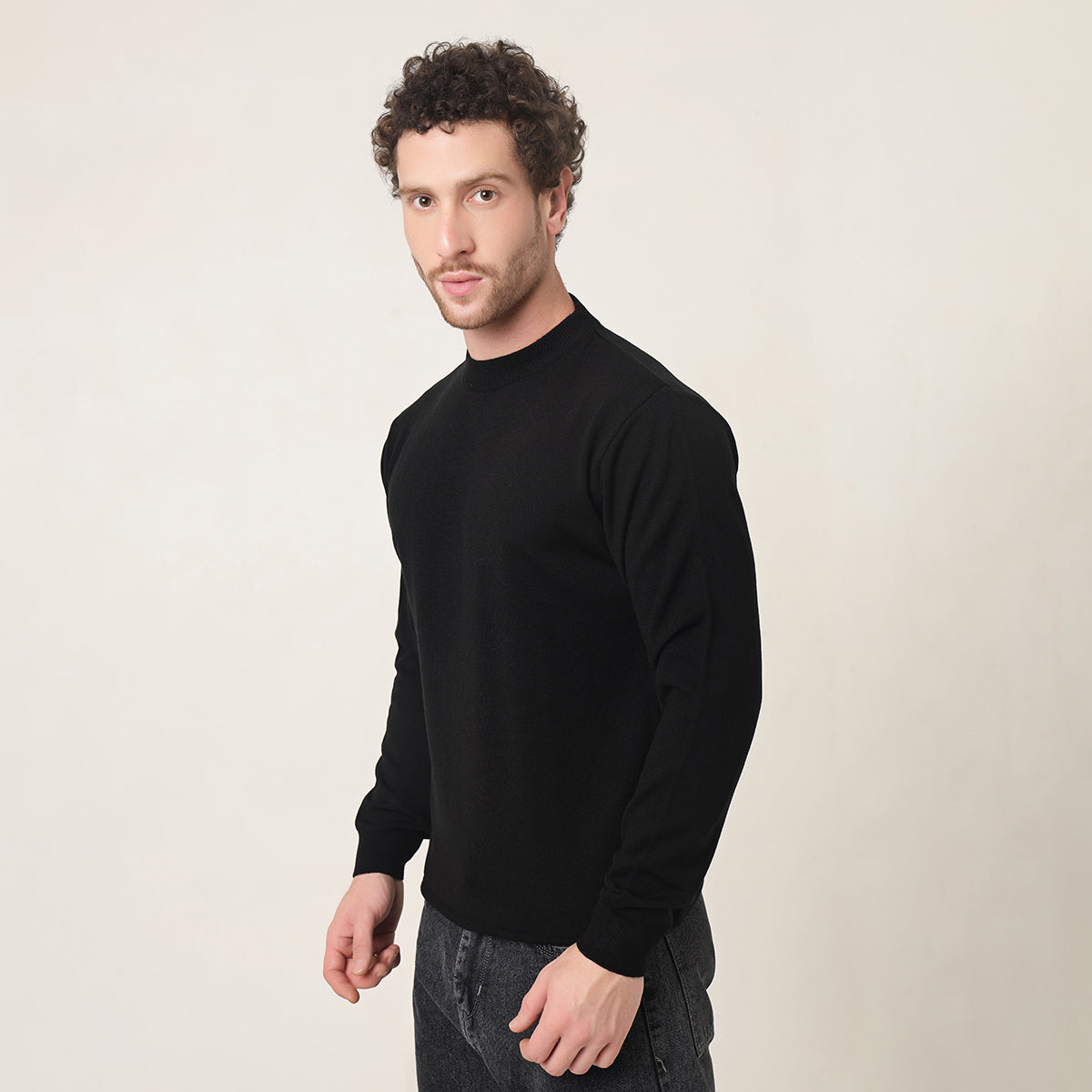BLACK KNITTED ROUND NECK