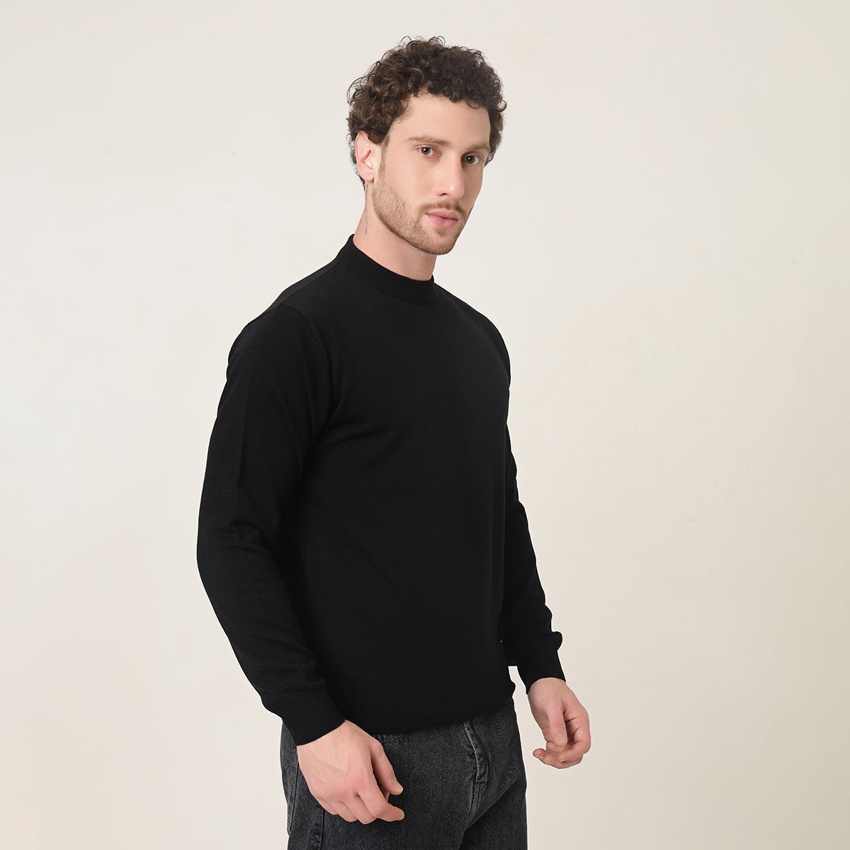 BLACK KNITTED ROUND NECK