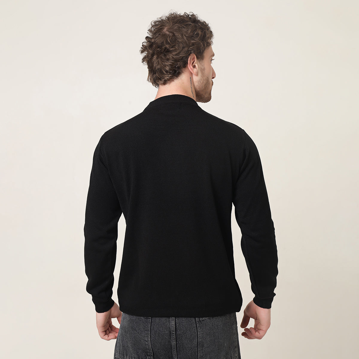 BLACK KNITTED ROUND NECK