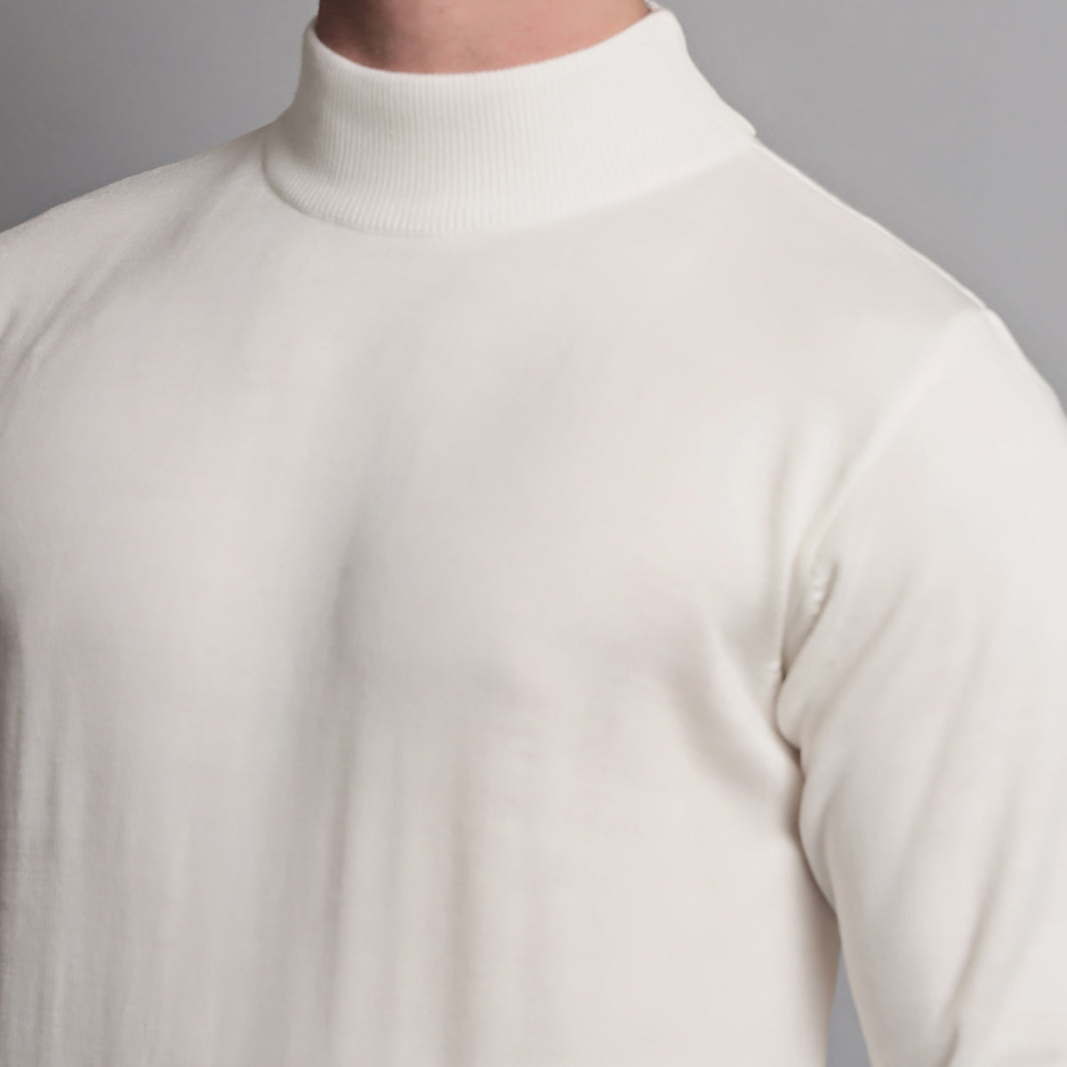 WHITE KNITTED T-NECK