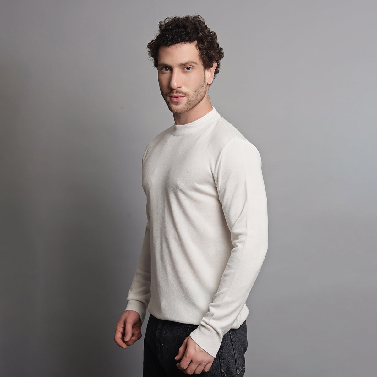 WHITE KNITTED ROUND NECK