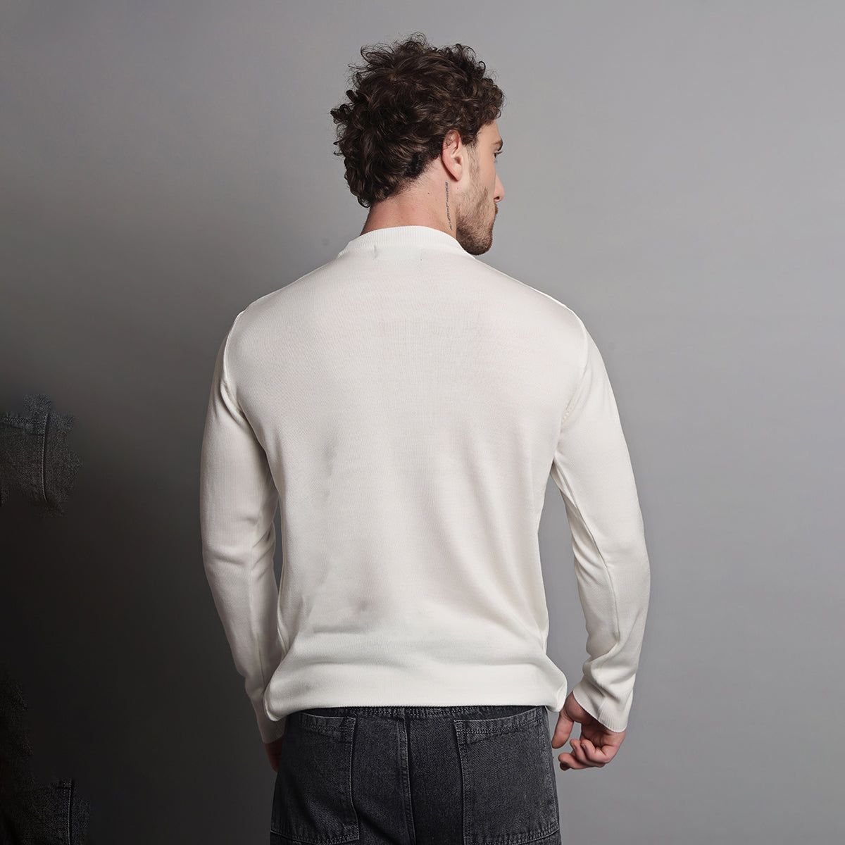 WHITE KNITTED ROUND NECK