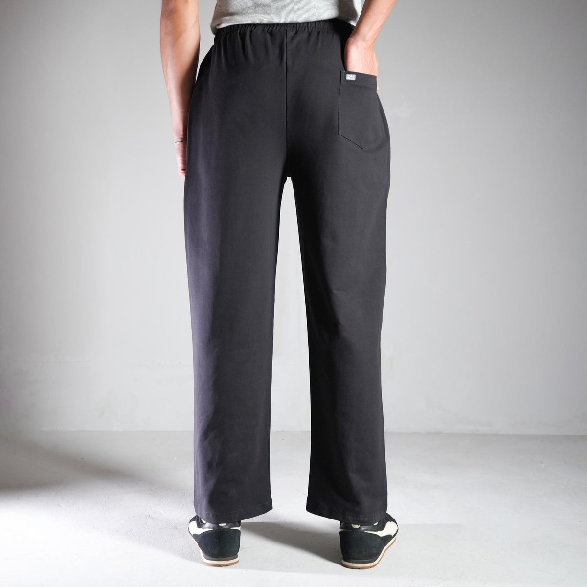 BLACK LOUNGE FIT PANTS (UNISEX)