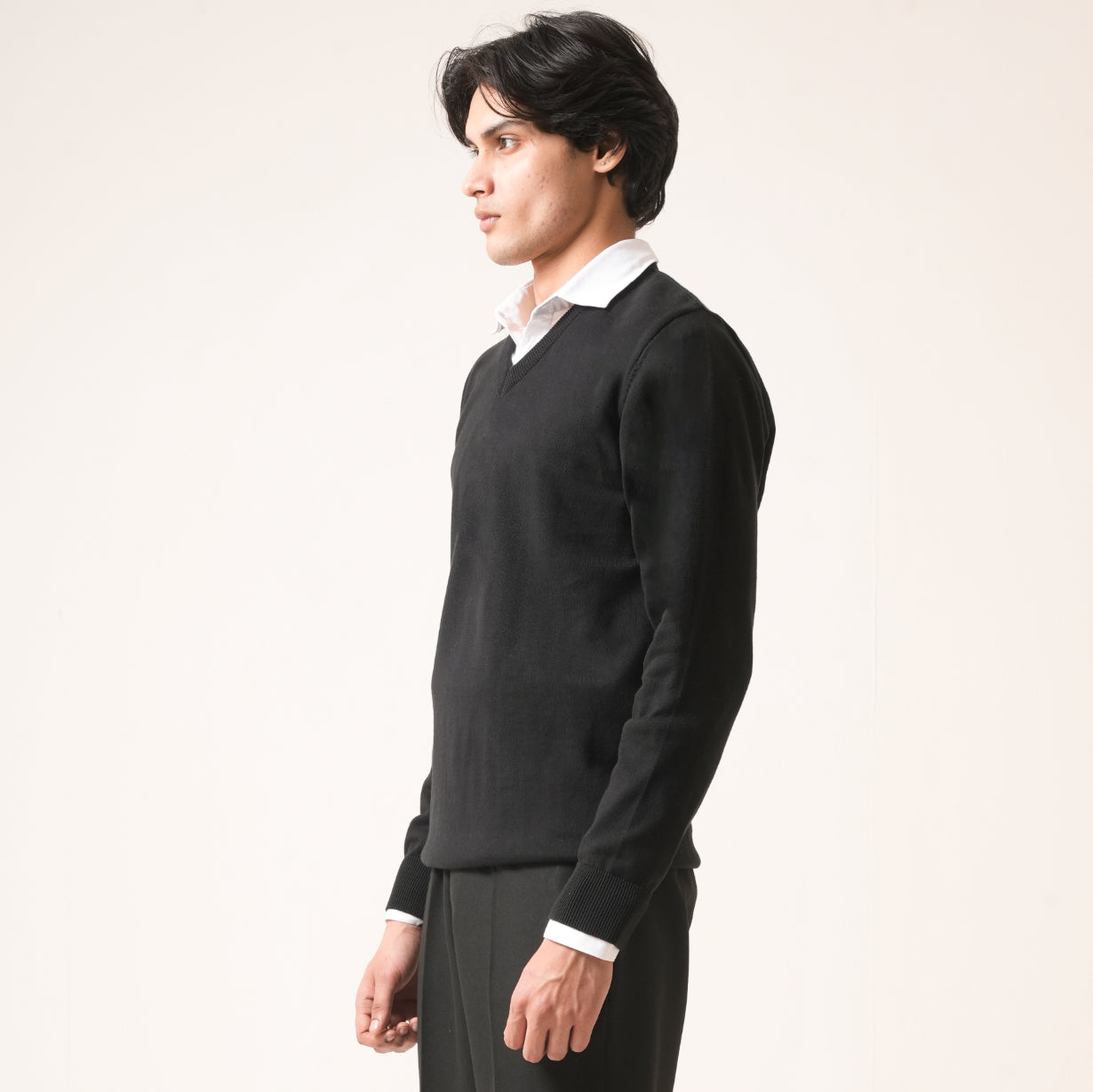 BLACK V-NECK COTTON PULLOVER