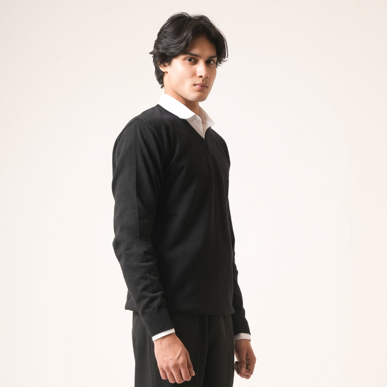 BLACK V-NECK COTTON PULLOVER