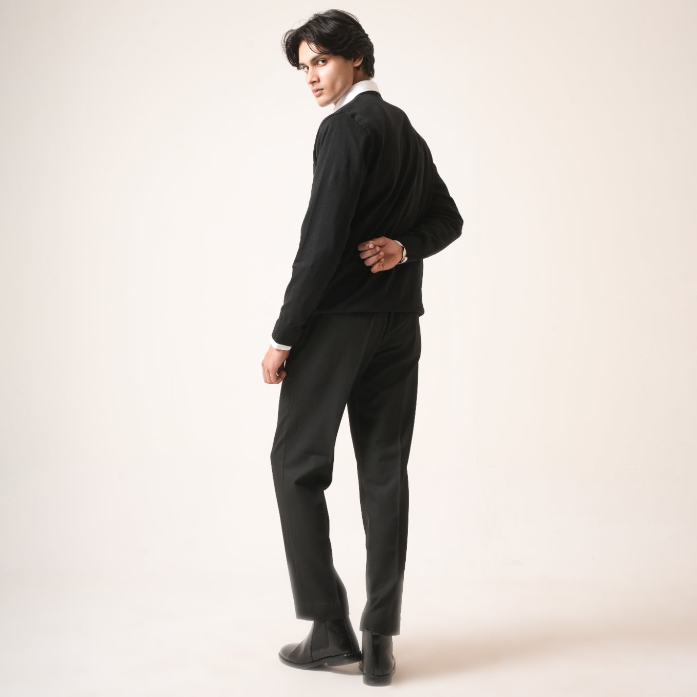 BLACK V-NECK COTTON PULLOVER